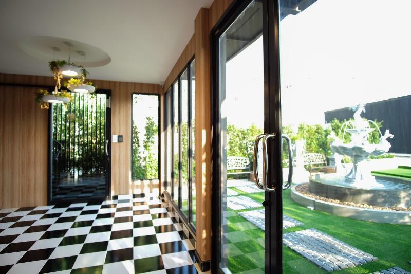 The O-Zone Airport Inn Bangkok Bagian luar foto